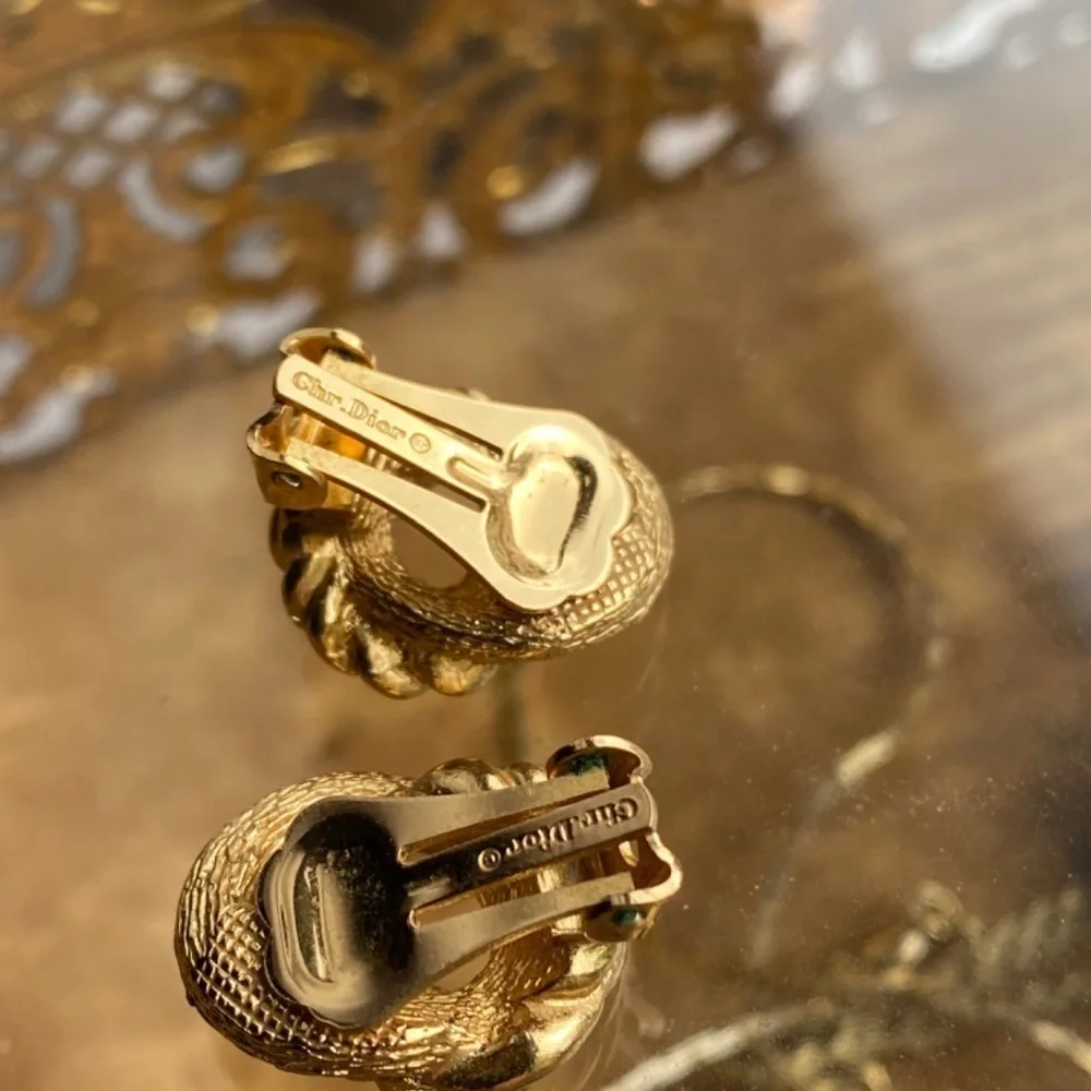 Tiny vintage gold tone authentic CHRISTIAN DIOR CLIP ON EARRINGS - Picture 3 of 8